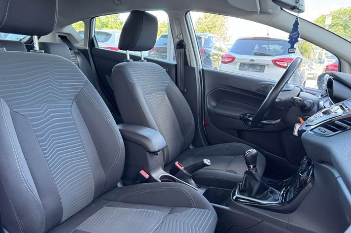 Hvid Ford Fiesta fra 2014