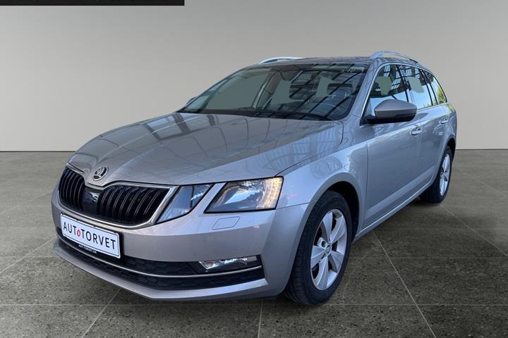 Orange Skoda Octavia fra 2019 set udefra
