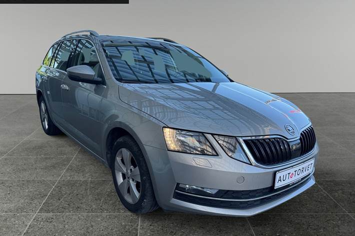 Orange Skoda Octavia fra 2019