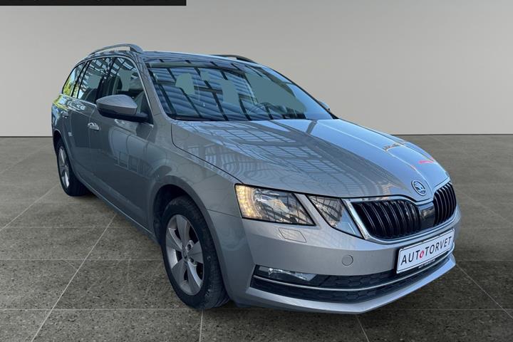 Orange Skoda Octavia fra 2019