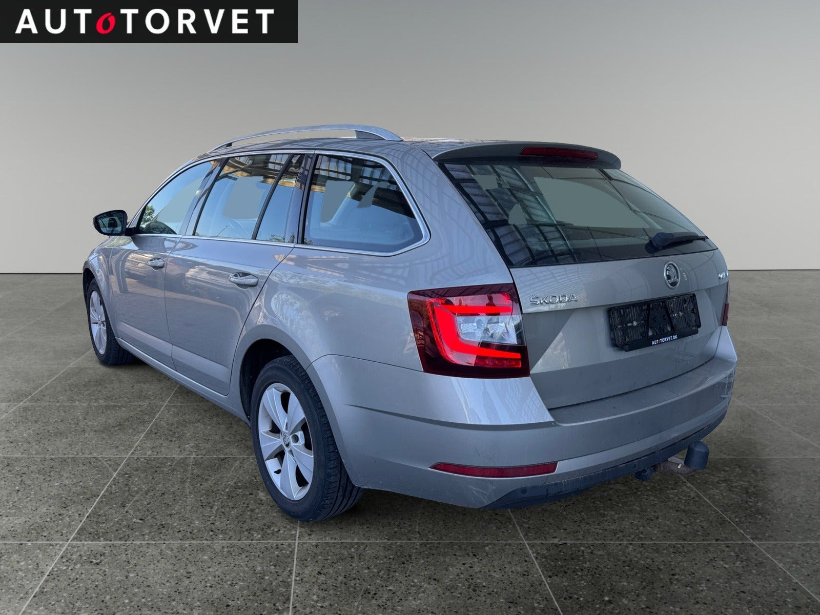 Orange Skoda Octavia fra 2019