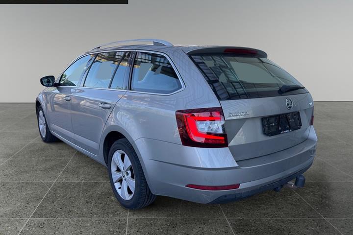 Orange Skoda Octavia fra 2019