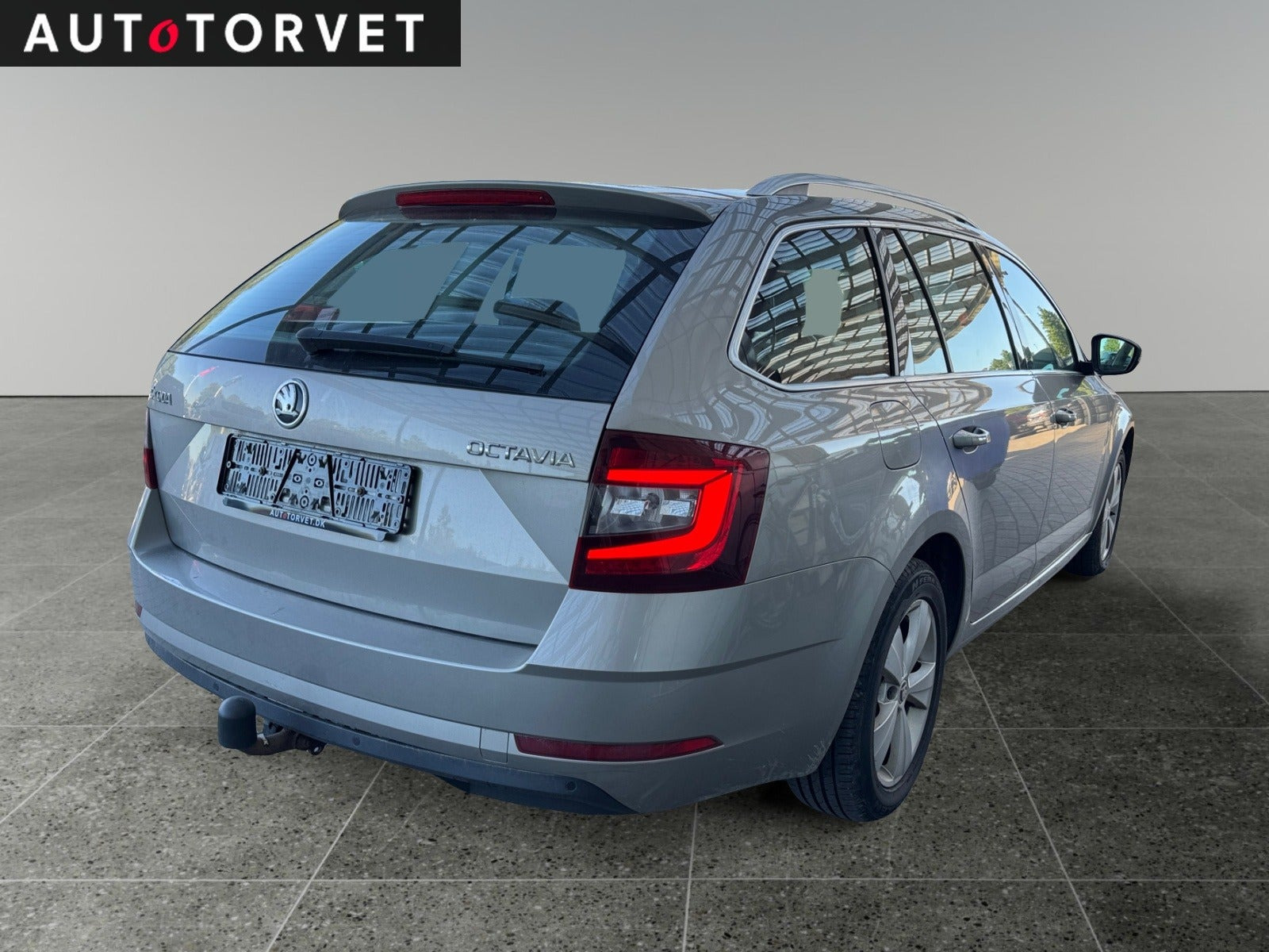 Orange Skoda Octavia fra 2019