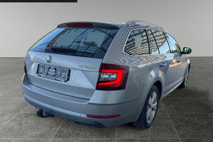 Orange Skoda Octavia fra 2019