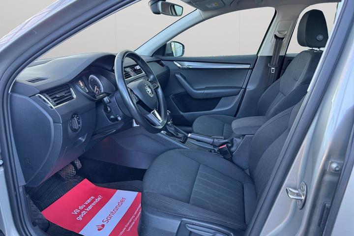 Orange Skoda Octavia fra 2019
