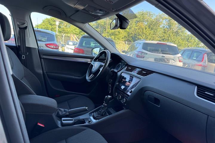 Orange Skoda Octavia fra 2019