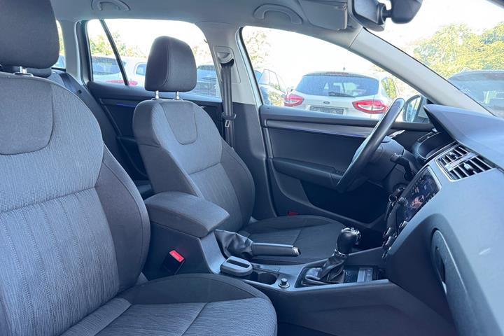 Orange Skoda Octavia fra 2019
