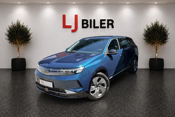 Blå Opel Grandland-e fra 2025 set udefra