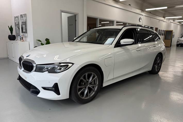 Hvid BMW 330e fra 2020