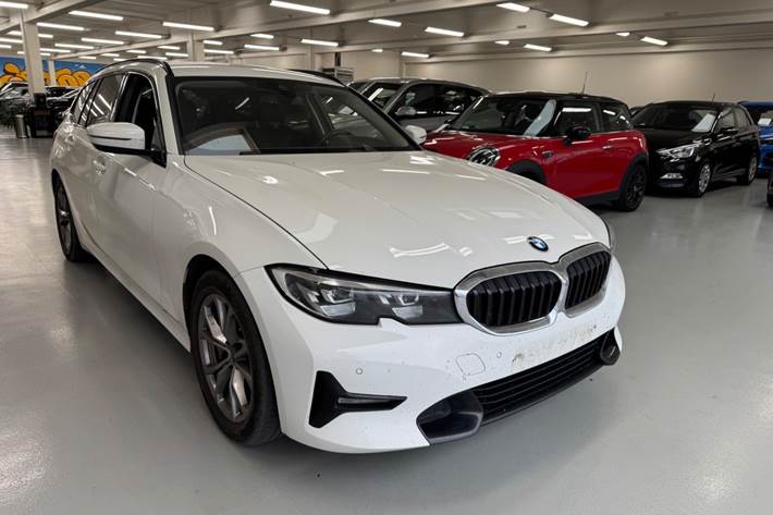 Hvid BMW 330e fra 2020