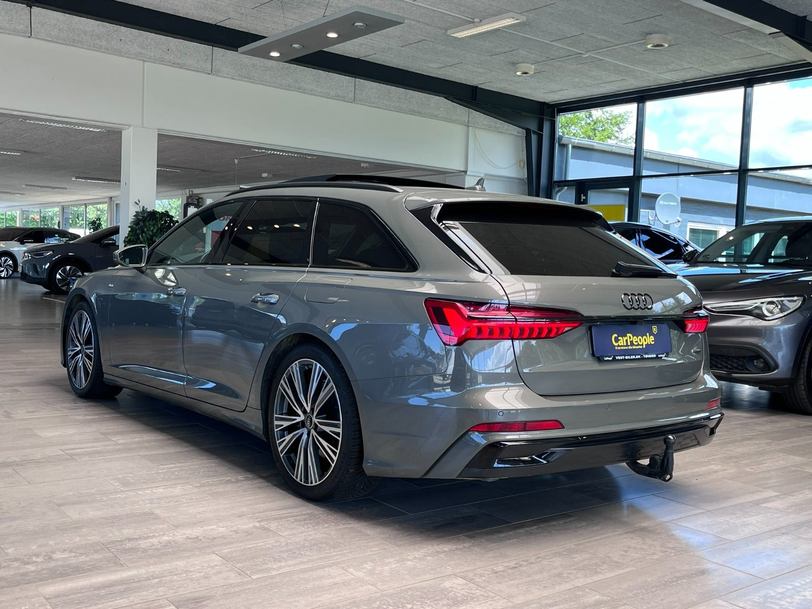 Grå Audi A6 fra 2024