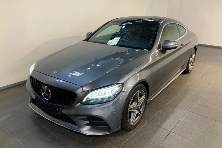 Grå Mercedes C200 fra 2019 set udefra