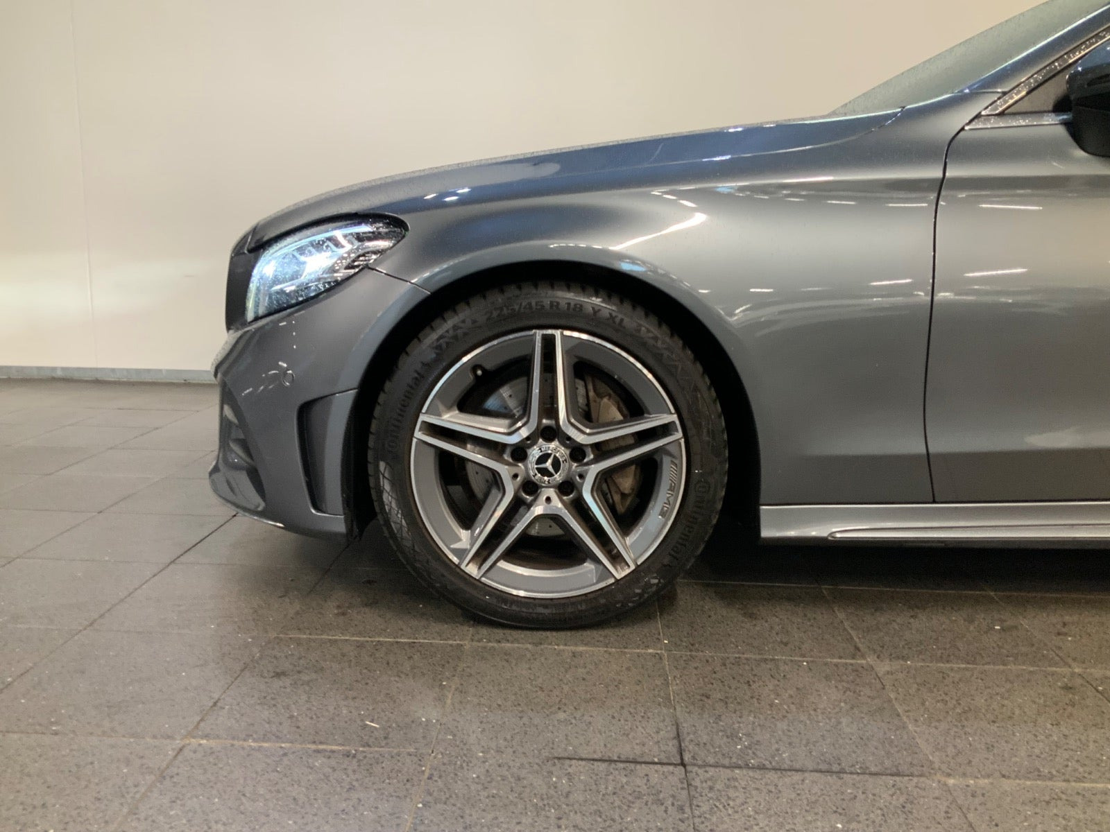 Grå Mercedes C200 fra 2019