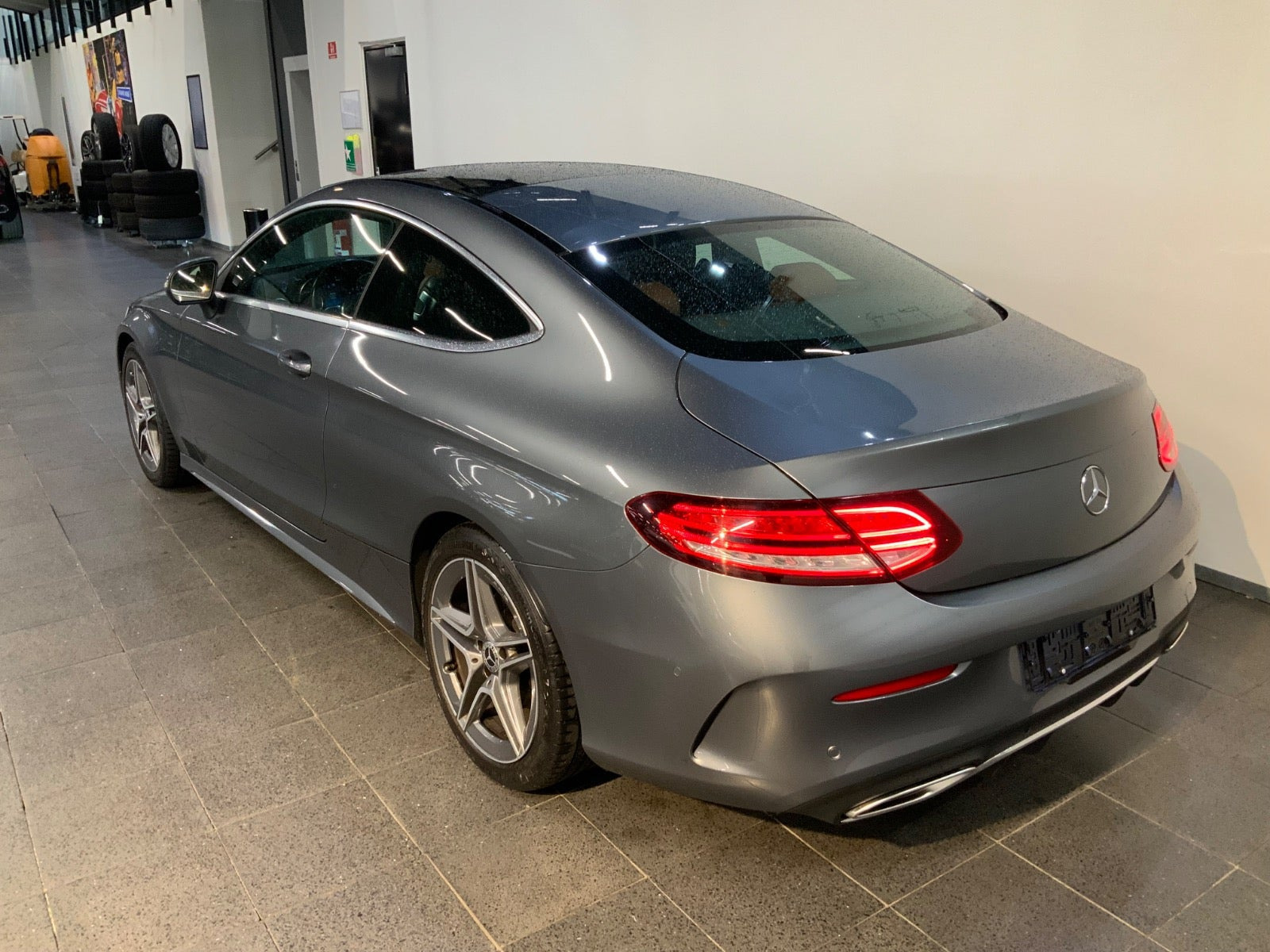 Grå Mercedes C200 fra 2019