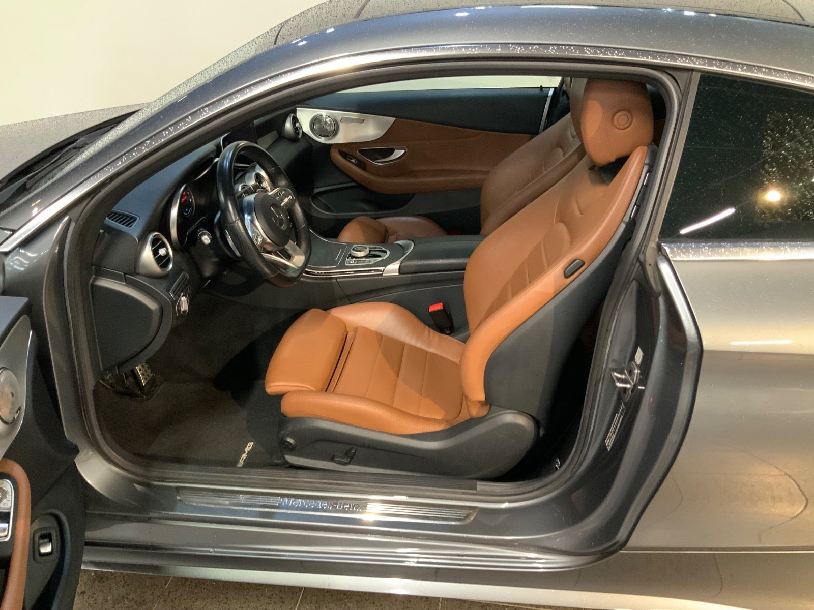 Grå Mercedes C200 fra 2019