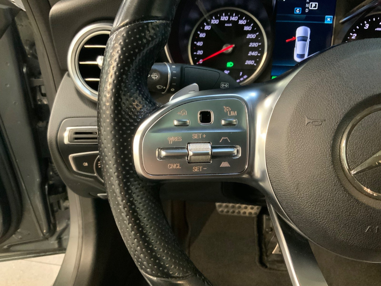 Grå Mercedes C200 fra 2019
