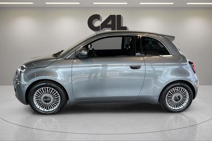 Grå Fiat 500e fra 2023