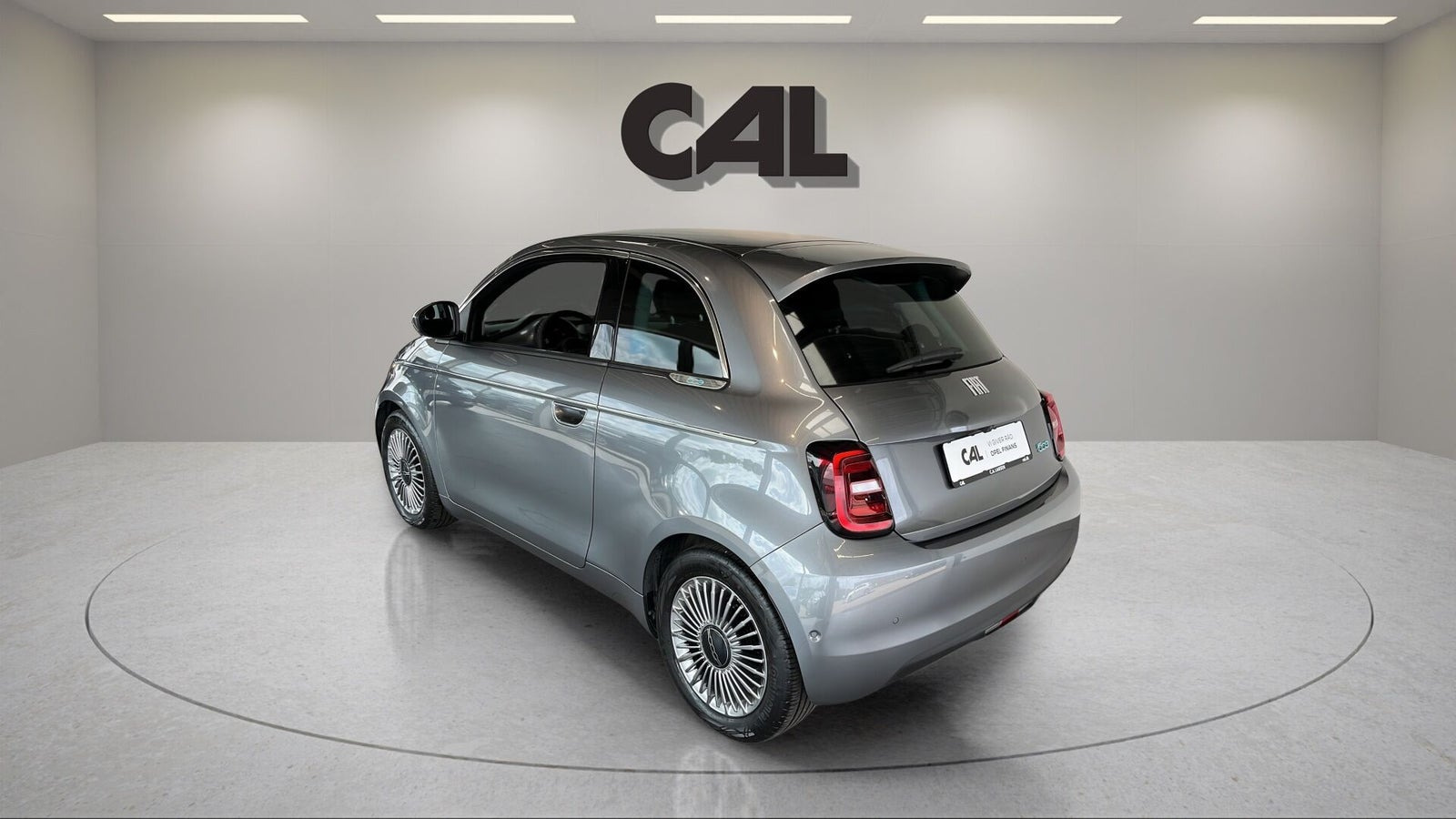 Grå Fiat 500e fra 2023
