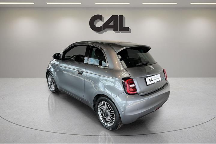 Grå Fiat 500e fra 2023