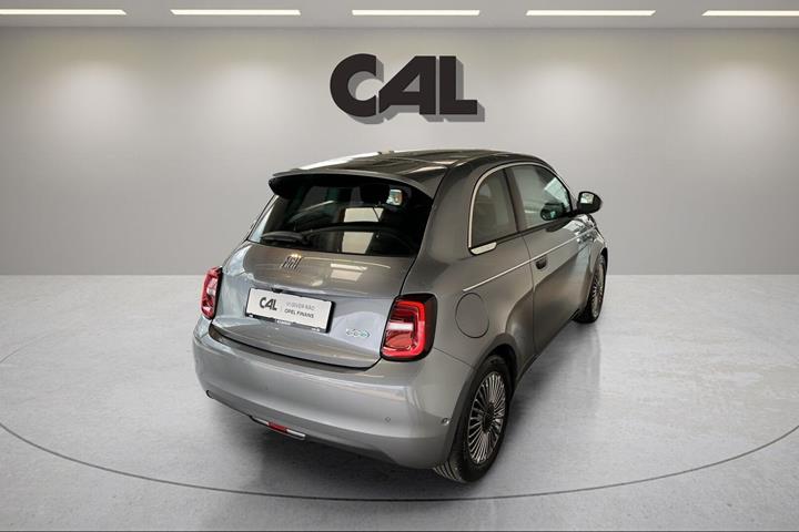 Grå Fiat 500e fra 2023