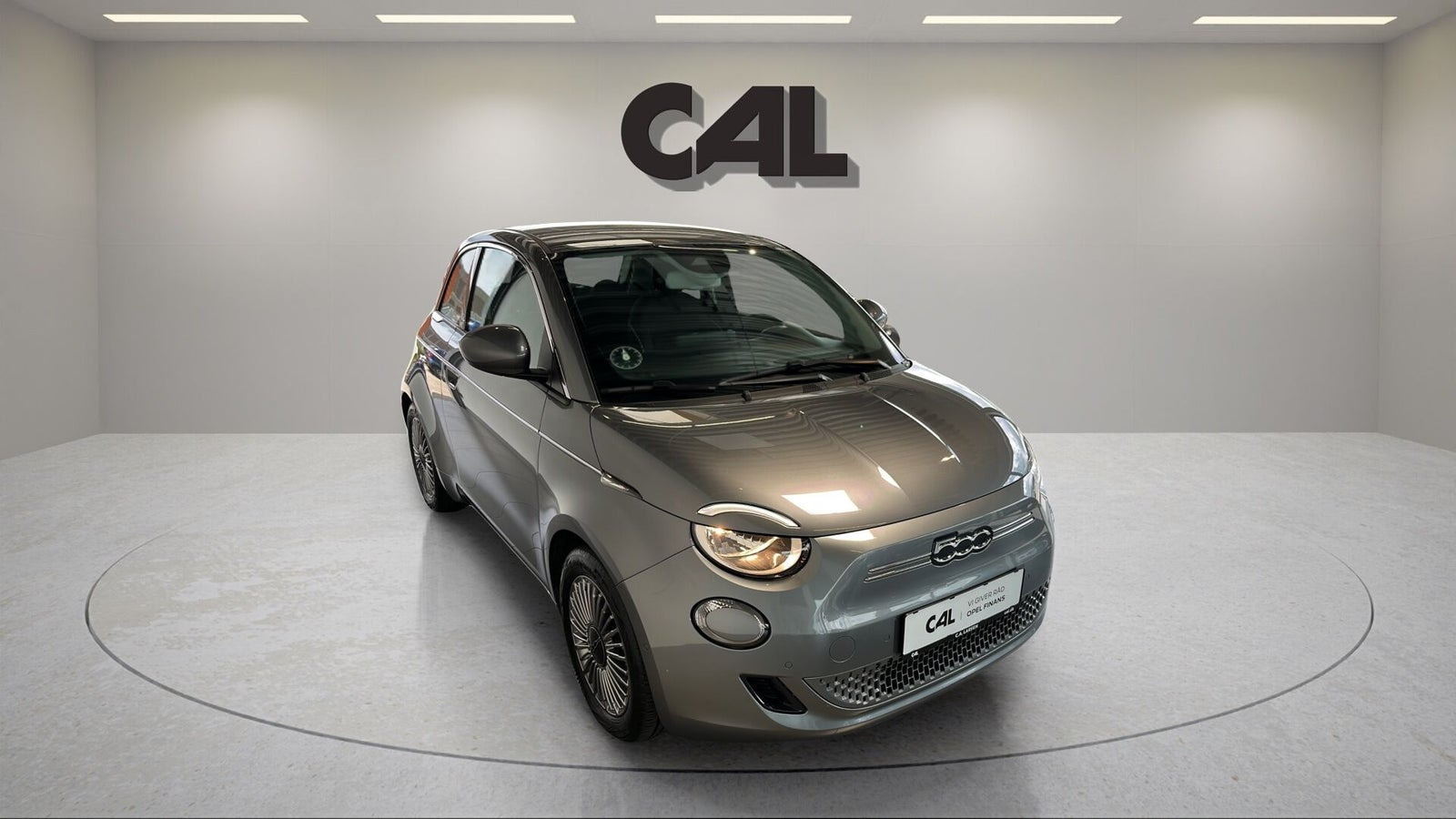Grå Fiat 500e fra 2023