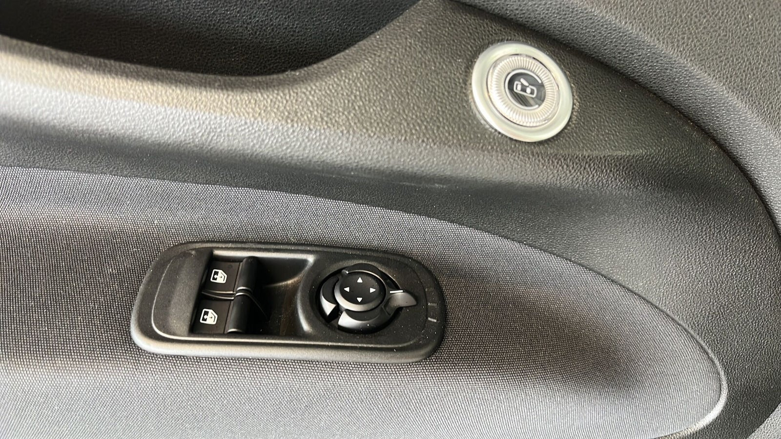 Grå Fiat 500e fra 2023
