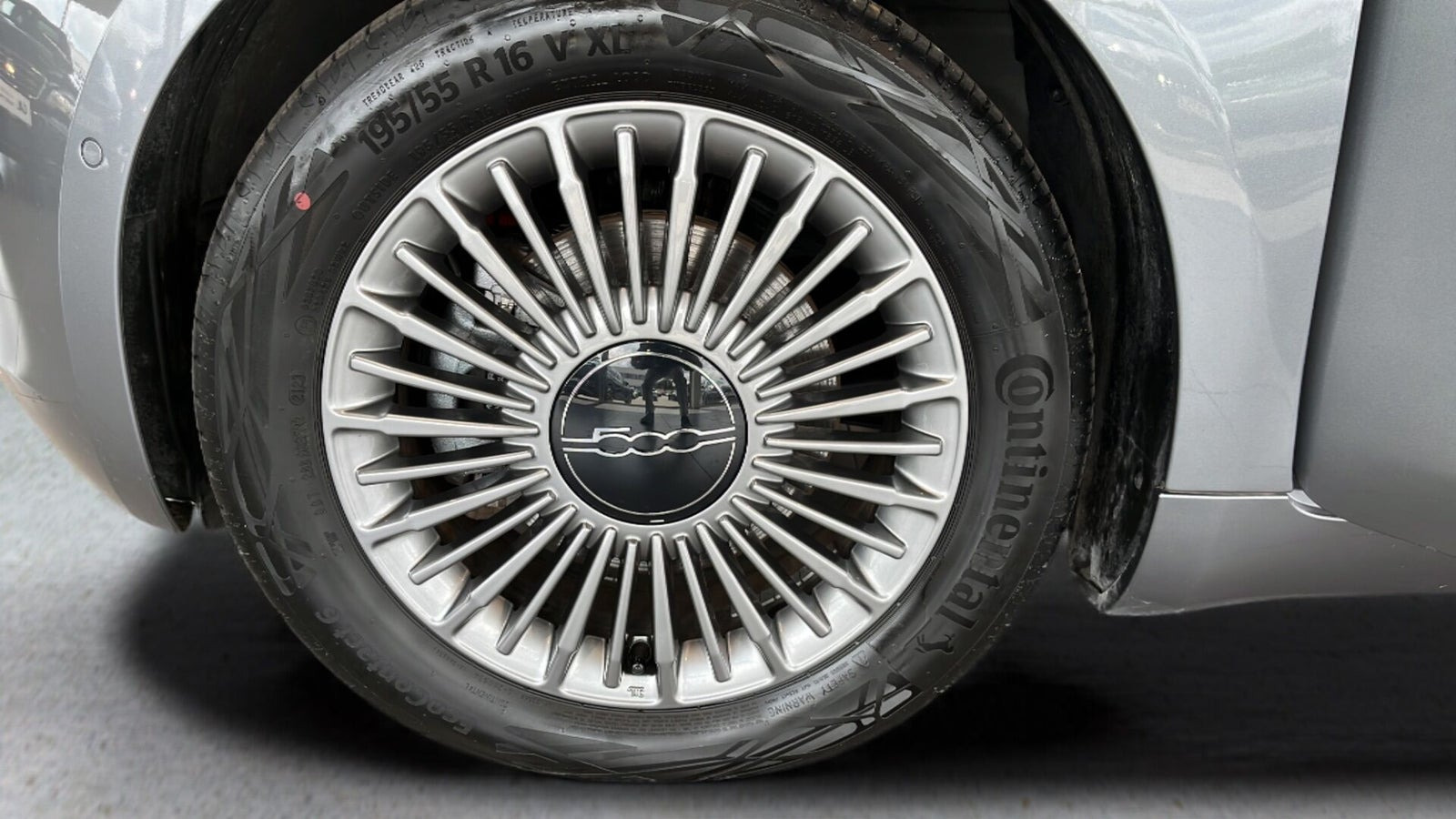 Grå Fiat 500e fra 2023