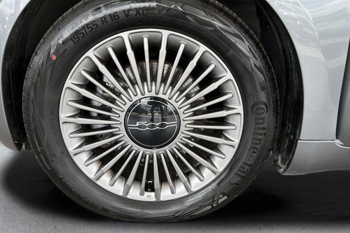 Grå Fiat 500e fra 2023