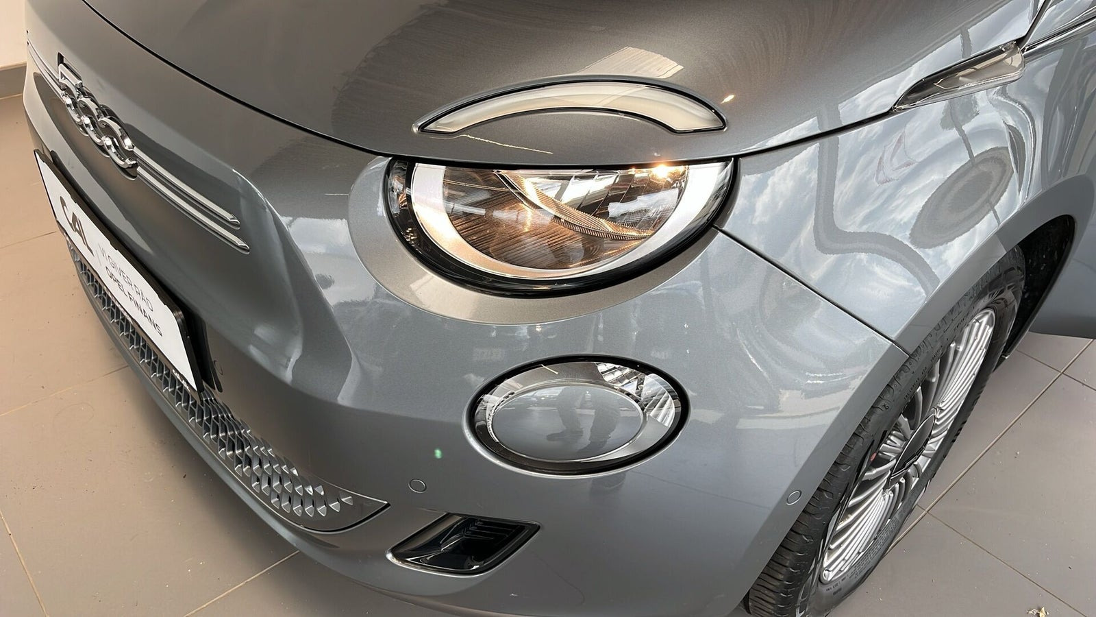 Grå Fiat 500e fra 2023