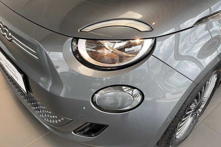 Grå Fiat 500e fra 2023