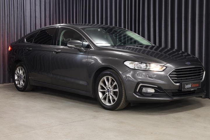 Grå Ford Mondeo fra 2020 set udefra