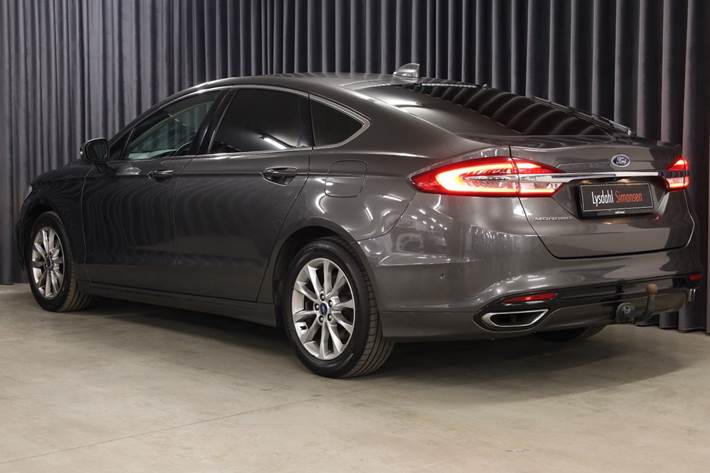 Grå Ford Mondeo fra 2020