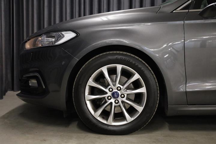 Grå Ford Mondeo fra 2020