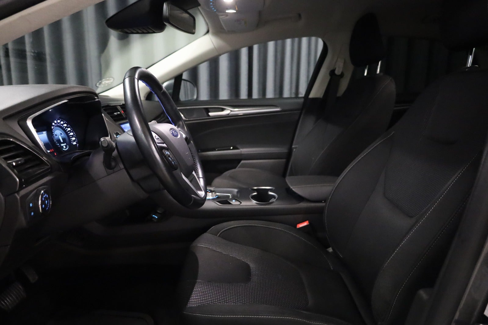 Grå Ford Mondeo fra 2020