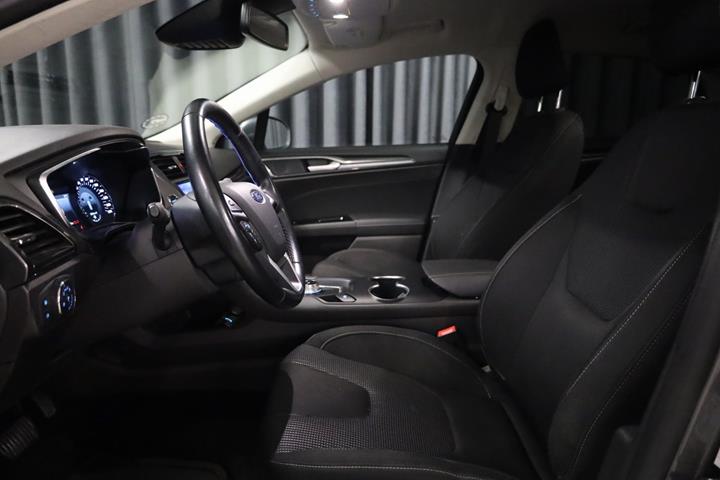 Grå Ford Mondeo fra 2020