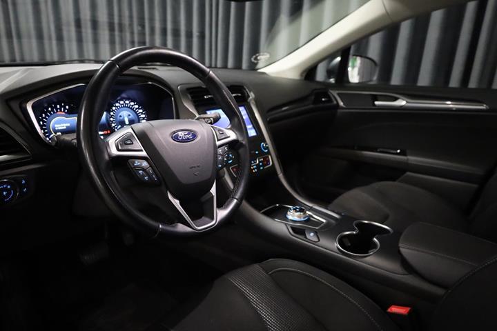 Grå Ford Mondeo fra 2020