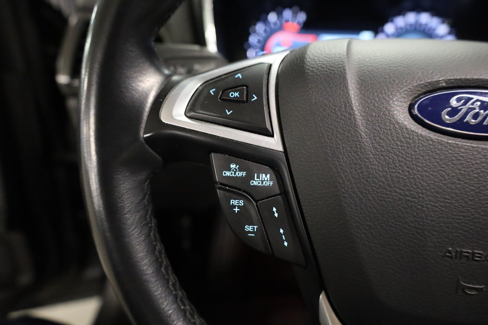 Grå Ford Mondeo fra 2020