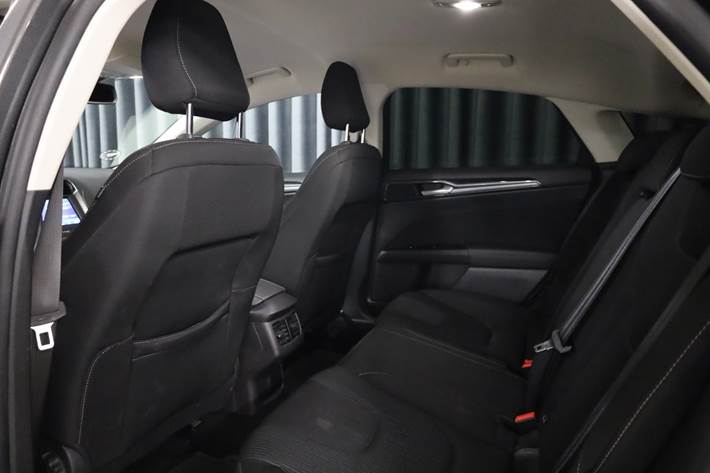 Grå Ford Mondeo fra 2020