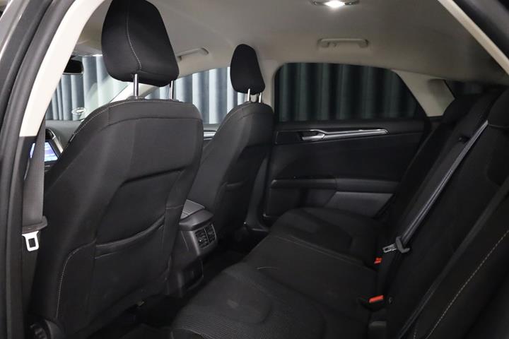 Grå Ford Mondeo fra 2020