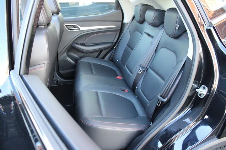 Sort MG ZS fra 2024