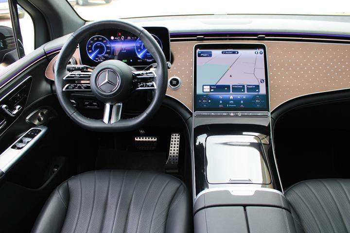 Grøn Mercedes EQE300 SUV fra 2025
