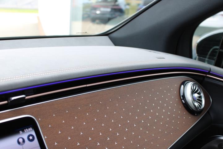 Grøn Mercedes EQE300 SUV fra 2025