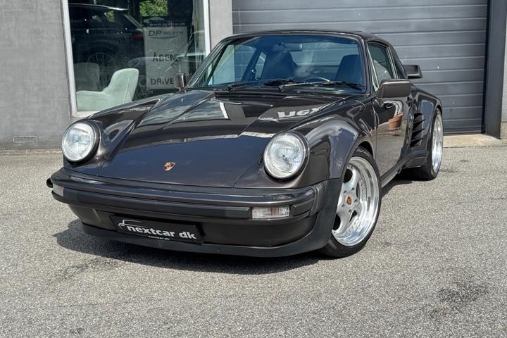 Brun Porsche 911 fra 1981 set udefra