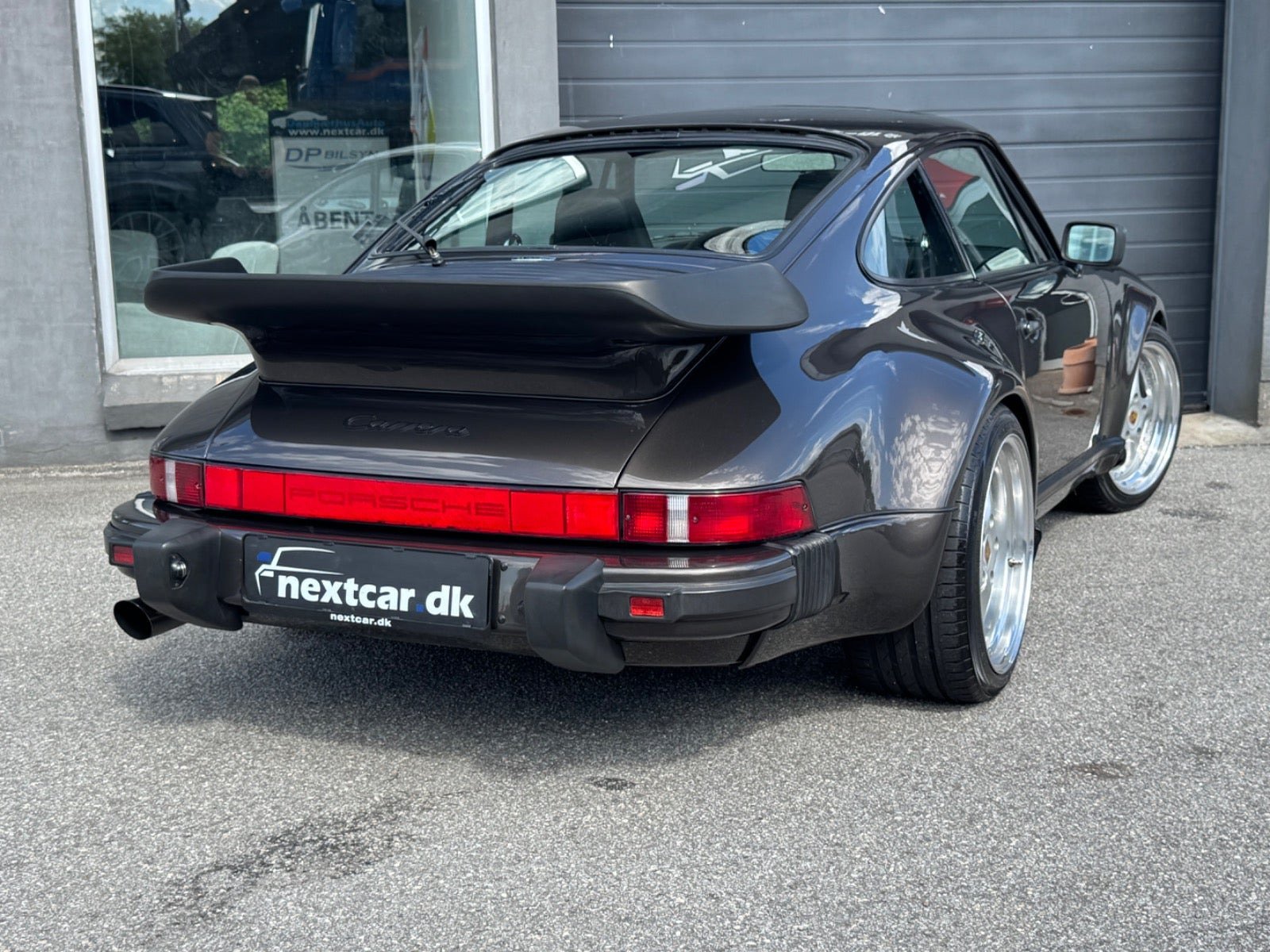 Brun Porsche 911 fra 1981