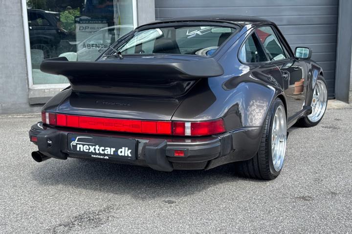 Brun Porsche 911 fra 1981