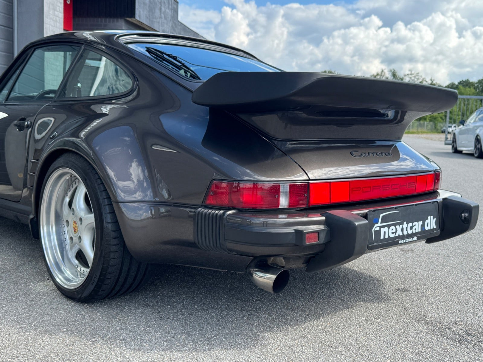 Brun Porsche 911 fra 1981
