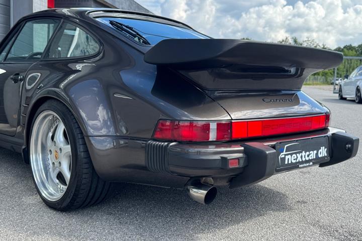 Brun Porsche 911 fra 1981