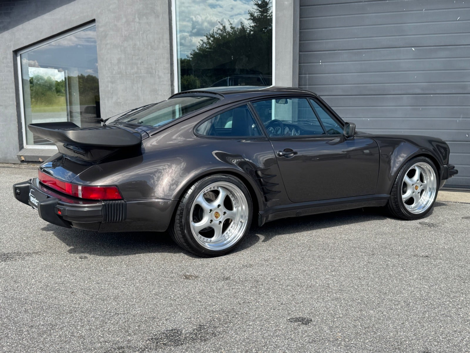 Brun Porsche 911 fra 1981