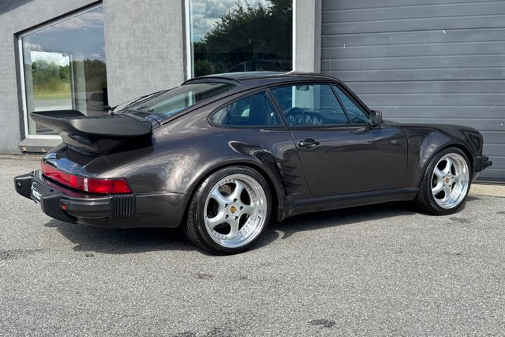 Brun Porsche 911 fra 1981