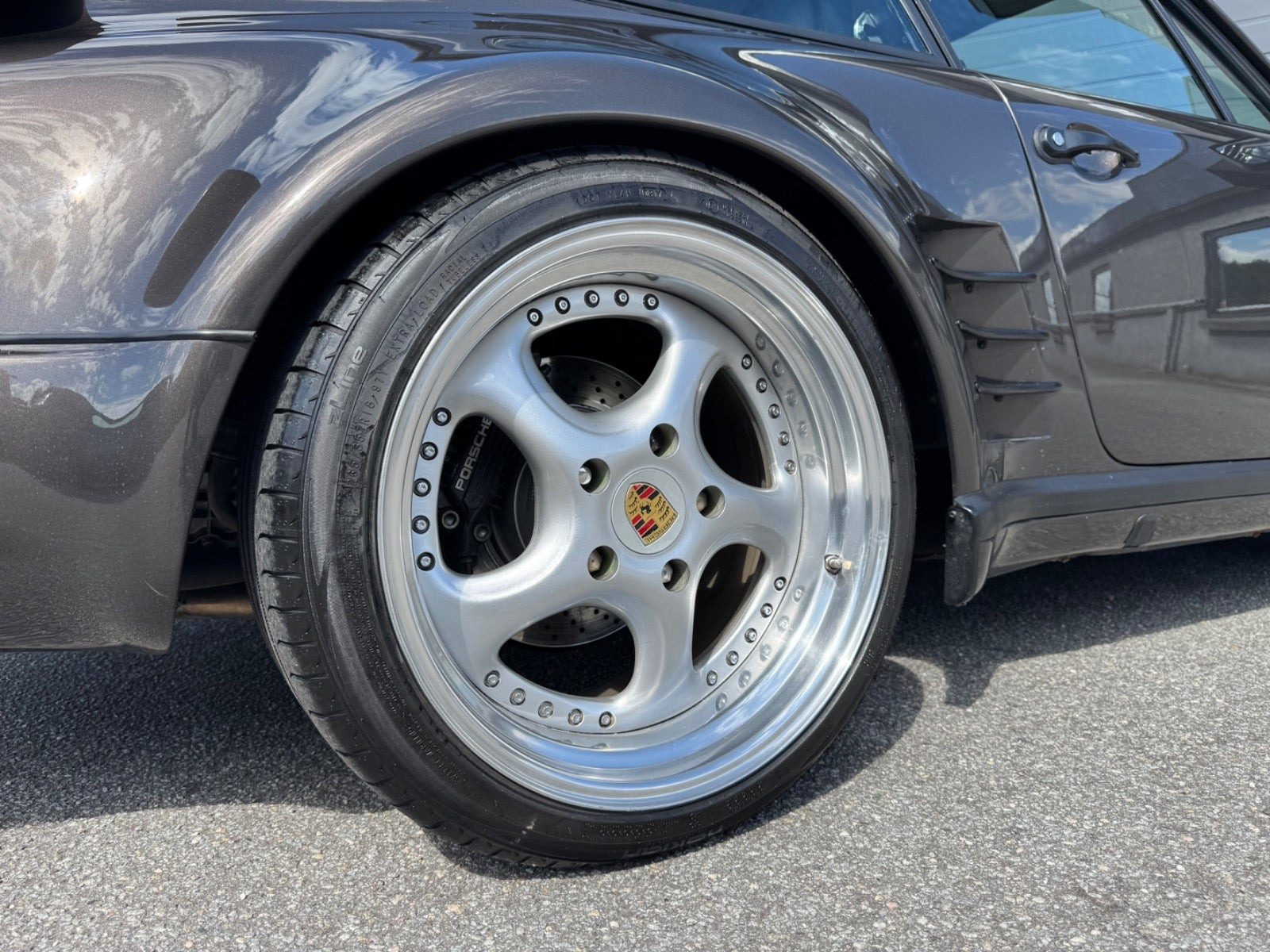 Brun Porsche 911 fra 1981
